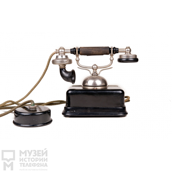 Телефонный аппарат системы ЦБ в корпусе из листового металла с микротелефонной трубкой и встроенным звонком