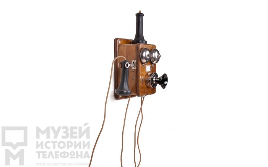 Настенный телефонный аппарат.