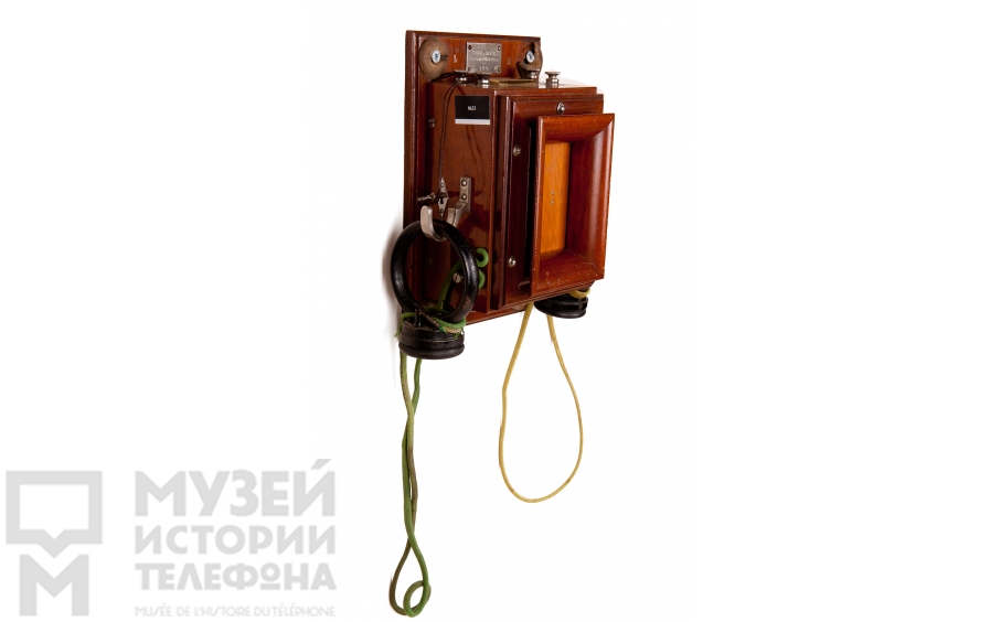 Настенный телефонный аппарат.