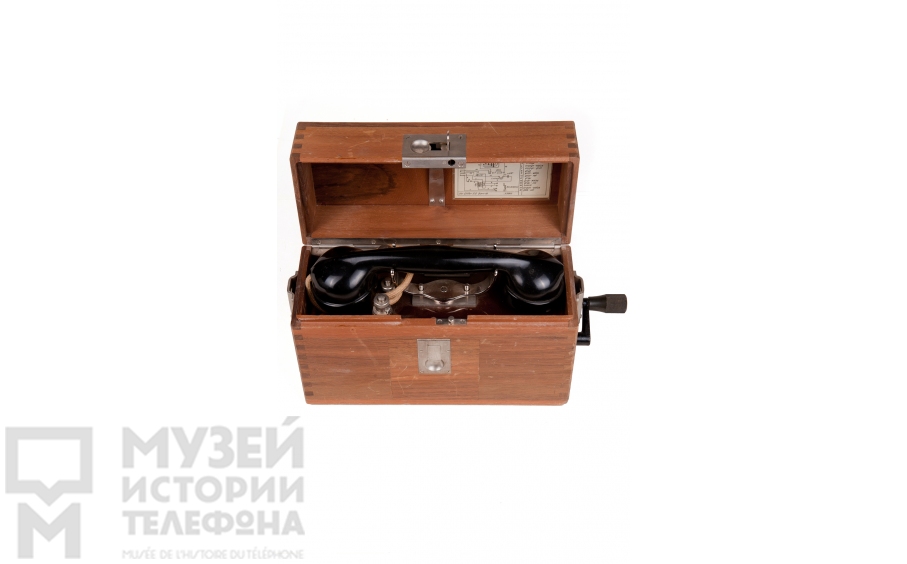 Переносной полевой телефон.