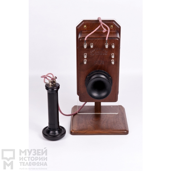 Копия телефонного аппарата 1877 года с трубкой Белла и микрофоном Блейка