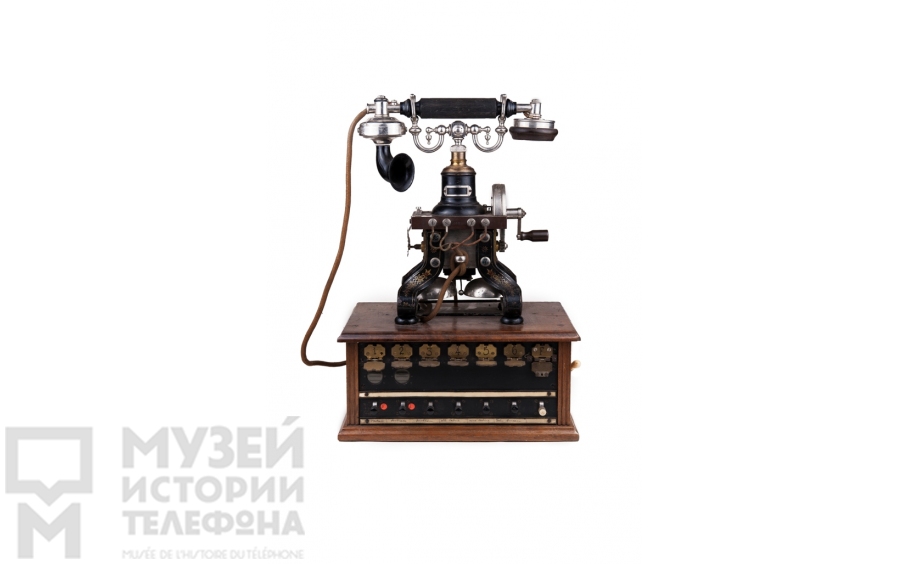 Настольный телефон-коммутатор.