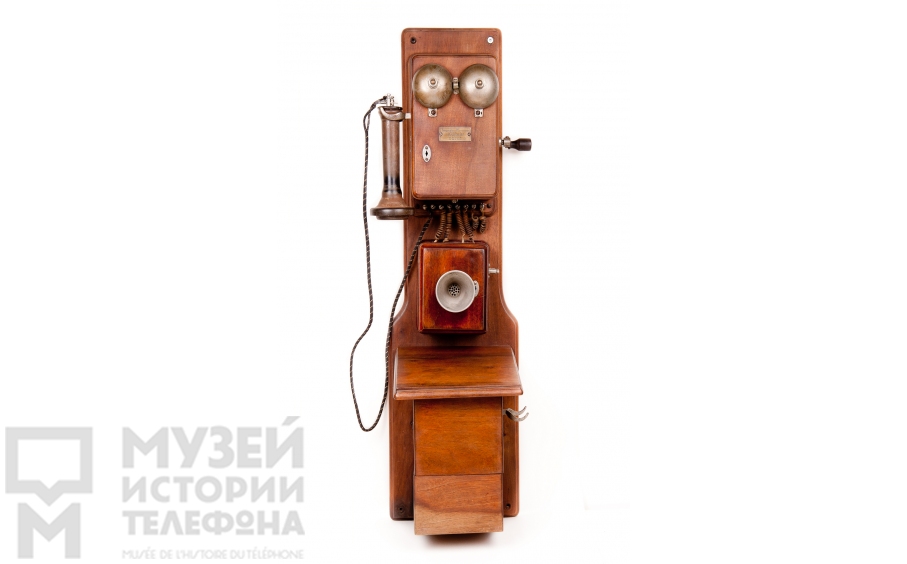 Настенный телефонный аппарат.