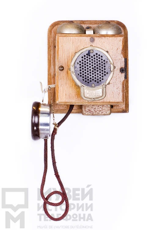 Телефонный аппарат системы ЦБ с наушником, поляризованным звонком и микрофоном особой конструкции.