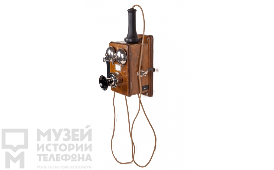 Настенный телефонный аппарат.
