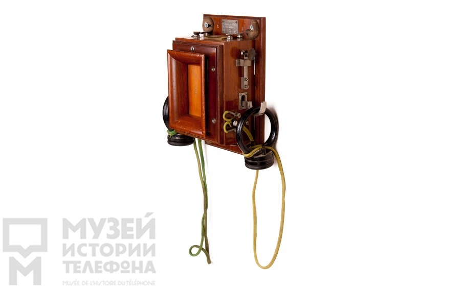 Настенный телефонный аппарат.