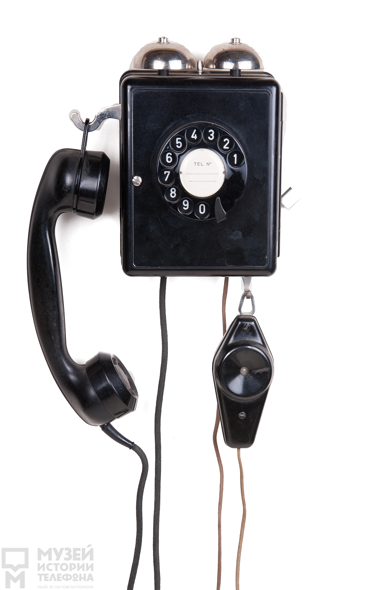 Настенный телефонный аппарат системы АТС с микротелефонной трубкой и дополнительным наушником