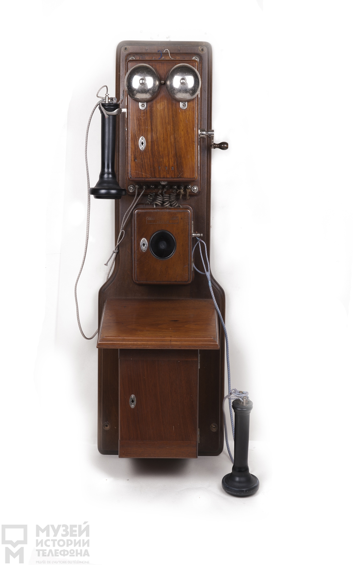 Телефонный аппарат индукторного вызова системы МБ с микрофоном, двумя наушниками в виде трубки Белла и поляризованным звонком