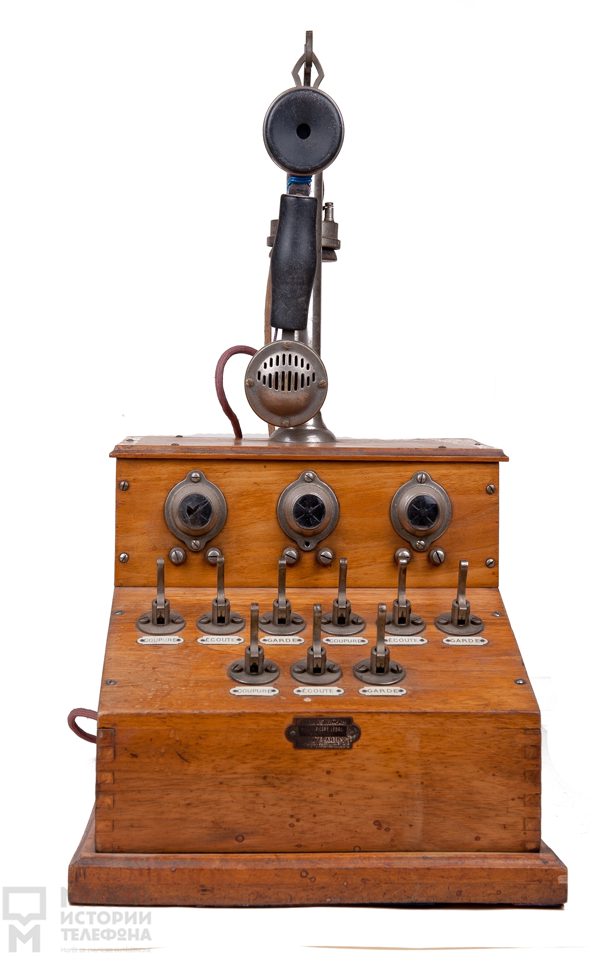 Телефон-коммутатор с микротелефонной трубкой и дополнительным наушником для трех линий, система Пикара-Лёба
