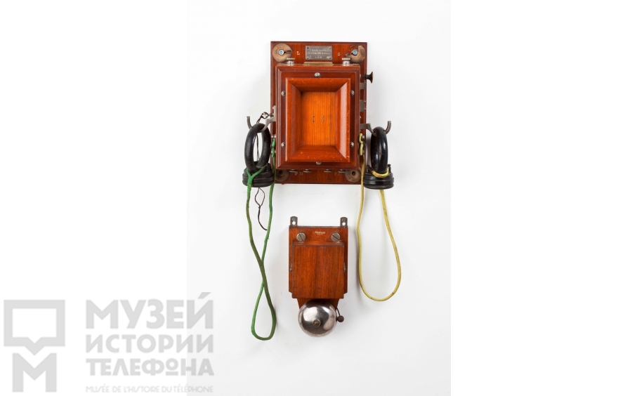 Настенный телефонный аппарат.