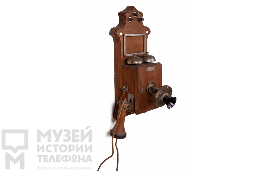 Настенный телефонный аппарат.