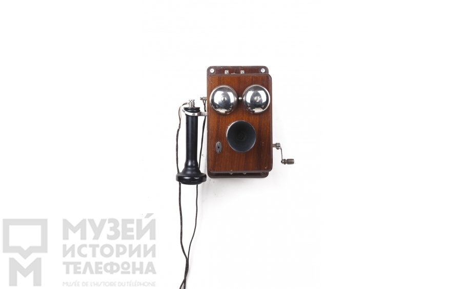 Настенный телефонный аппарат.