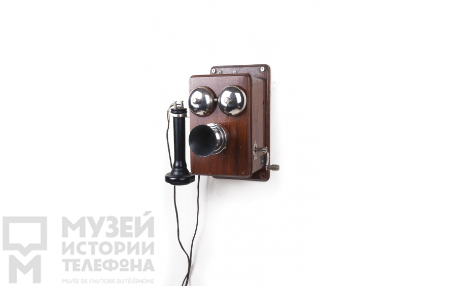 Настенный телефонный аппарат.