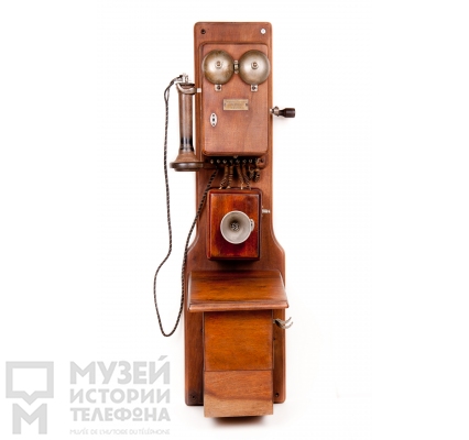 Настенный телефонный аппарат.