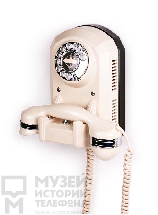 Телефонный аппарат системы АТС в люксовом исполнении с корпусом из белого бакелита и удлинённым эластическим шнуром, модель Monophone AE 50