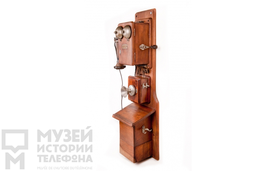 Настенный телефонный аппарат.