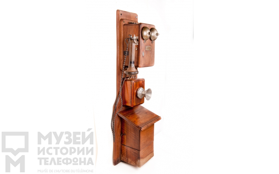 Настенный телефонный аппарат.