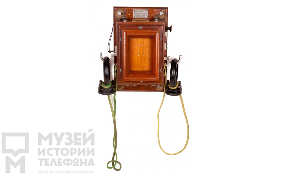 Настенный телефонный аппарат.