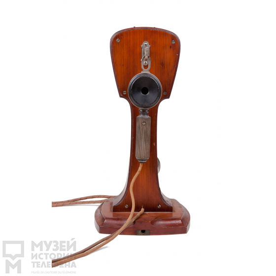 Телефонный аппарат в корпусе из красного дерева с микротелефонной трубкой и дополнительным наушником