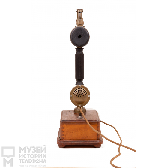 Телефонный аппарат-стойка батарейного вызова на деревянном основании с микротелефонной трубкой