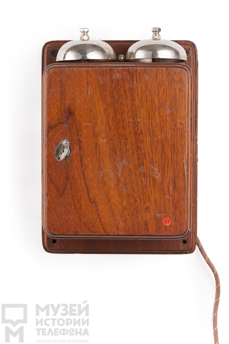 Телефонный аппарат - комплект из настенного деревянного корпуса и настольной пластиковой подставки под микротелефонную трубку