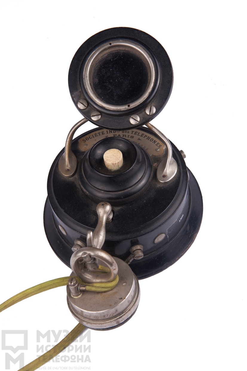 Телефонный аппарат батарейного вызова с угольным микрофоном системы А.Бертона и наушником конструкции К.Адера