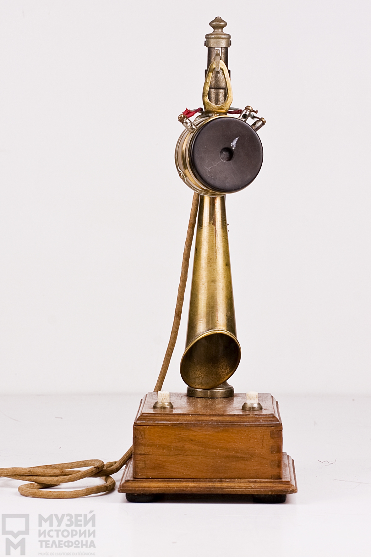 Телефонный аппарат-стойка с трубкой-рожком типа "монофон"