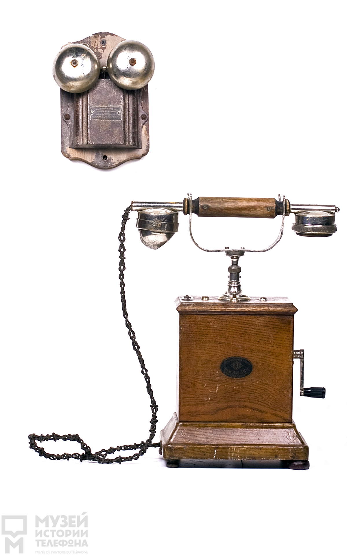 Телефонный аппарат индукторного вызова в металлическом корпусе с микротелефонной трубкой и встроенным звонком
