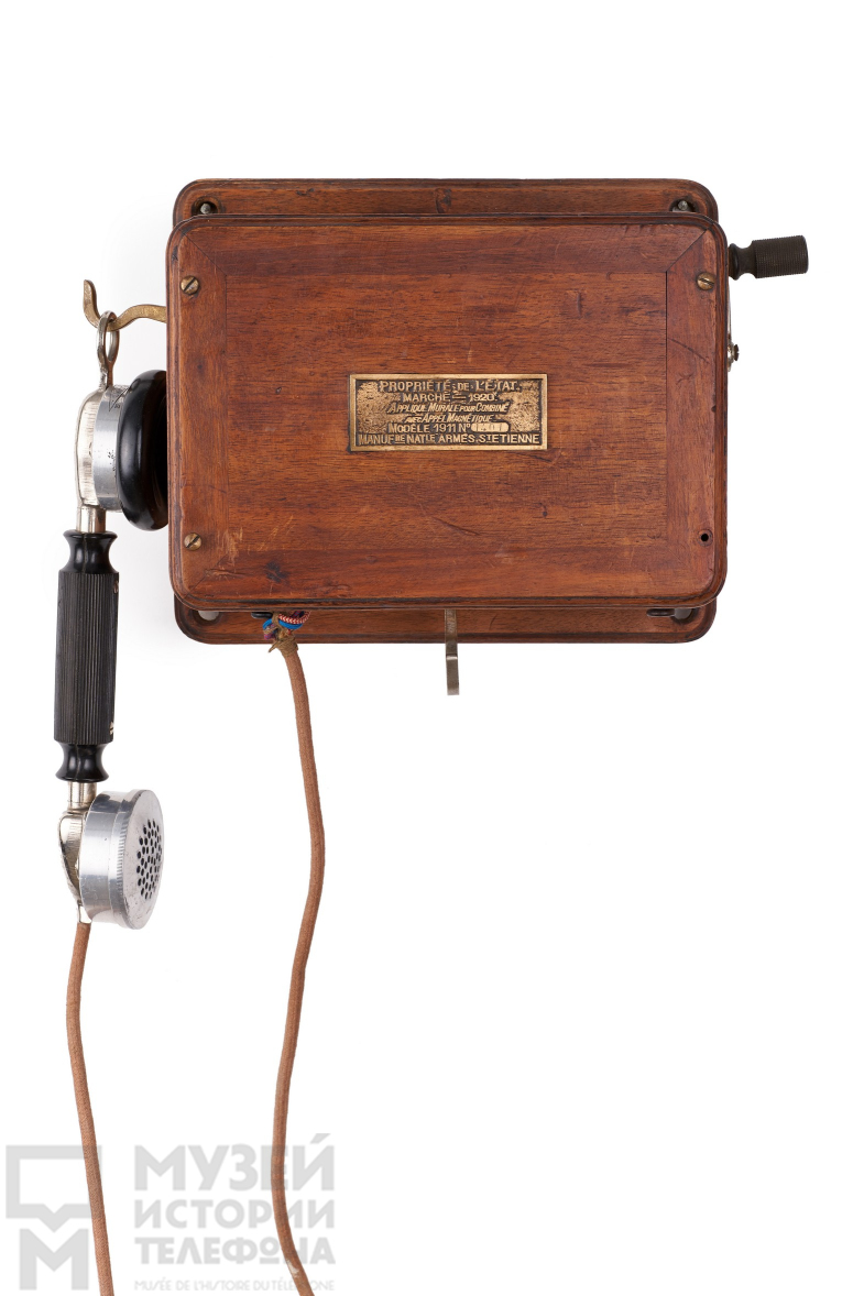 Телефонный аппарат в деревянном корпусе с микротелефонной трубкой и встроенным индуктором
