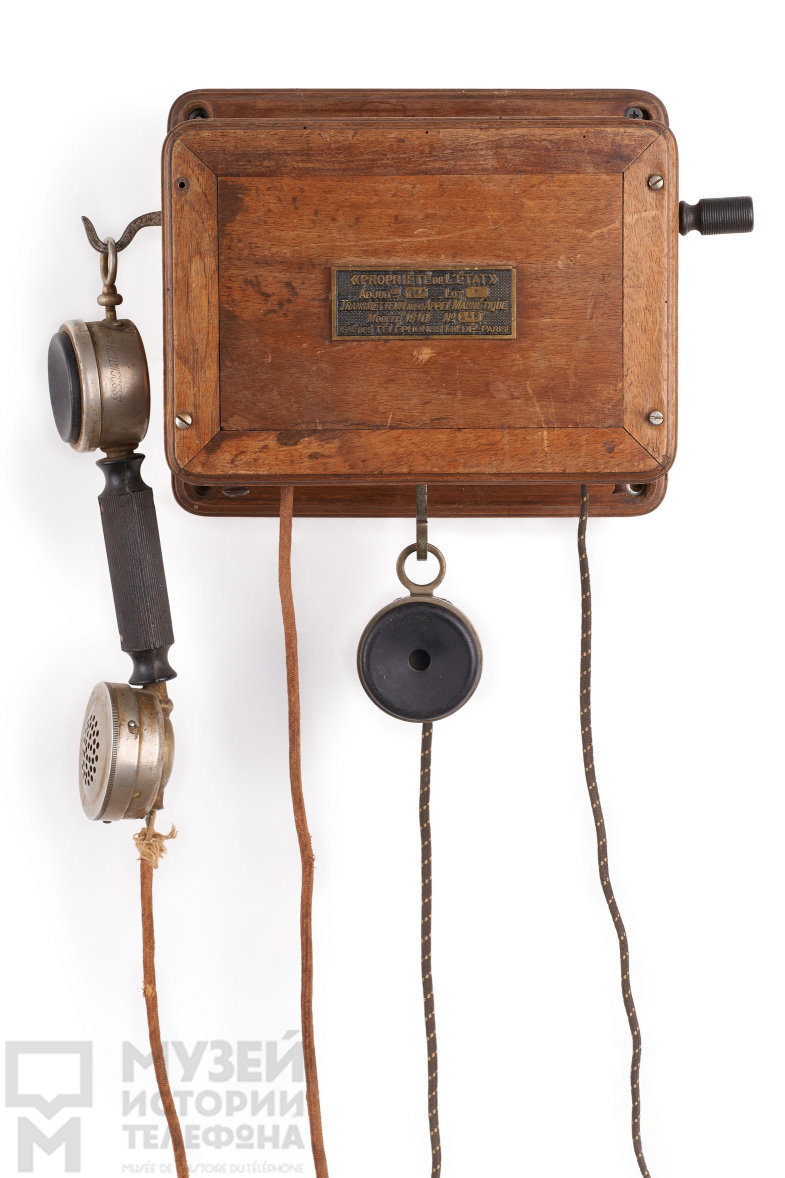 Телефонный аппарат в деревянном корпусе с микротелефонной трубкой и дополнительным наушником