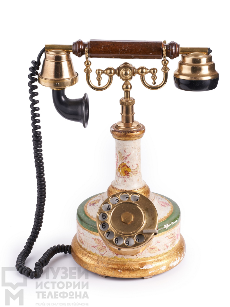 Телефонный аппарат системы АТС в стиле "ретро" с деревянным корпусом и латунными деталями