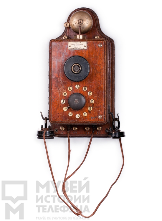 Настенный телефонный аппарат  для работы по телеграфным линиям - на 12 линий, с микрофоном и двумя наушниками типа "French Made", модель "Phonopore"