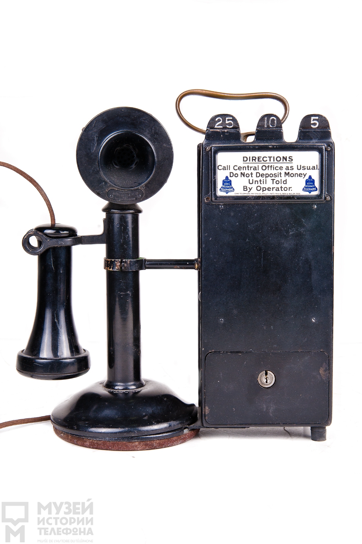 Настольный таксофон типа "подсвечник" с наушником в виде трубки Белла, микрофоном и ящиком-монетоприёмником на три вида монет - 25, 10 и 5 центов, модель "Gray telephone station"