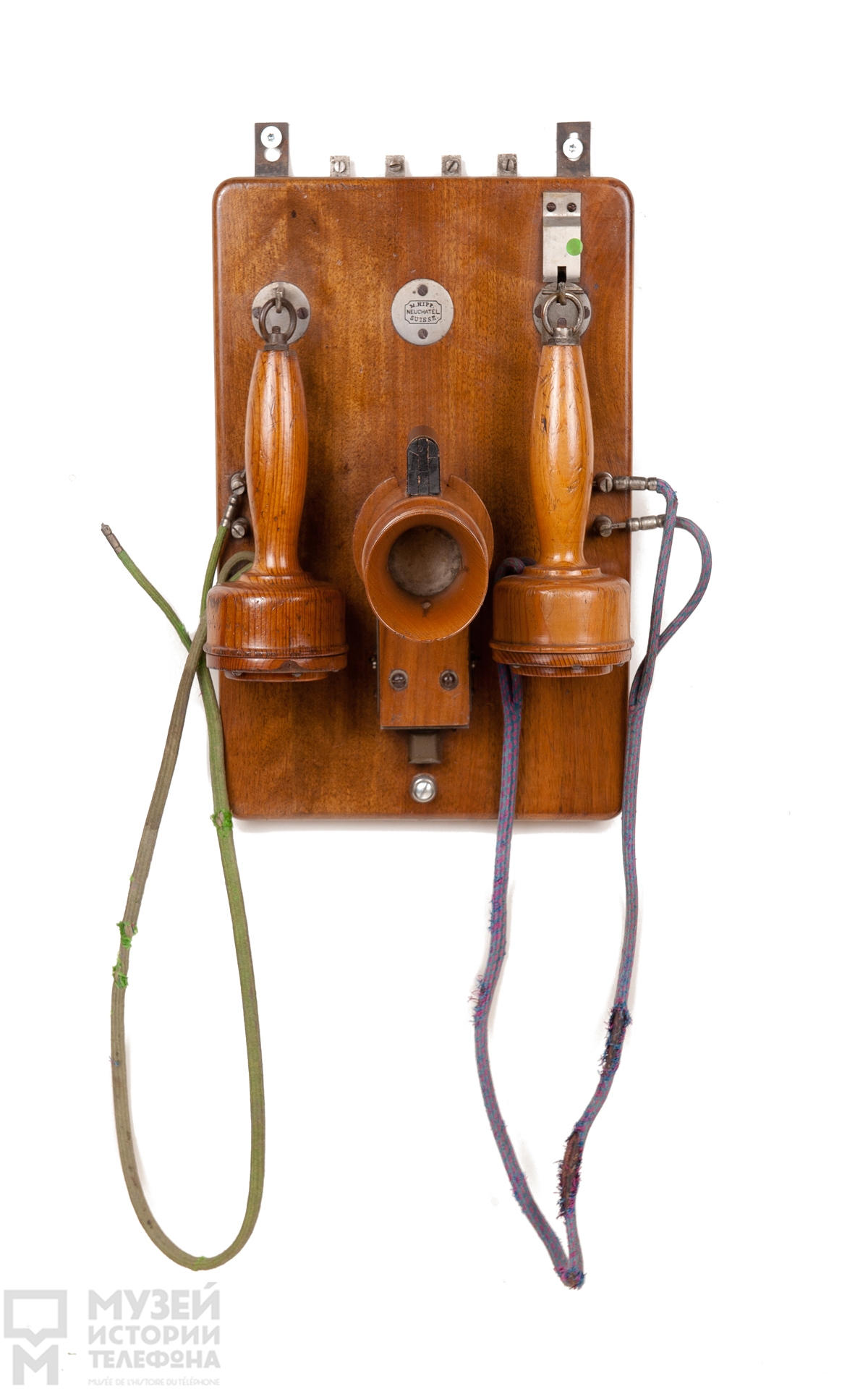 Телефонный аппарат батарейного вызова системы МБ с угольным порошковым микрофоном и двумя наушниками конструкции М.Хиппа, дерево