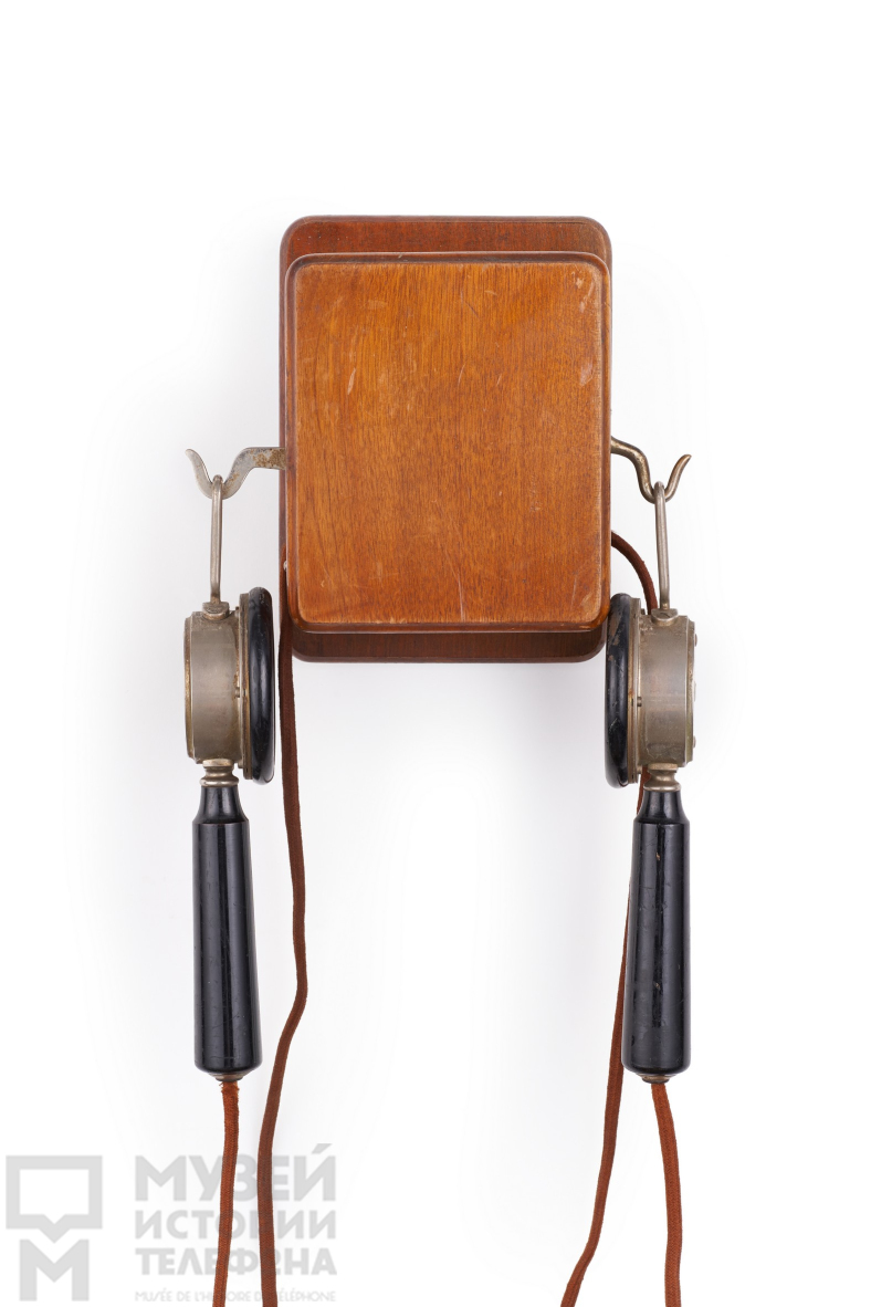 Добавочный телефонный аппарат с двумя наушниками в деревянном корпусе
