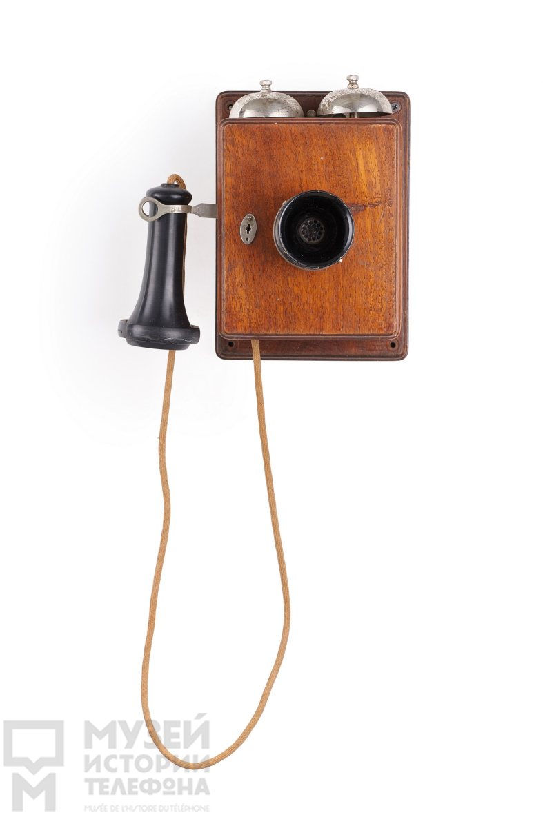 Телефонный аппарат с угольным микрофоном, наушником типа Western в виде трубки Белла и наружным поляризованным звонком, система ЦБ