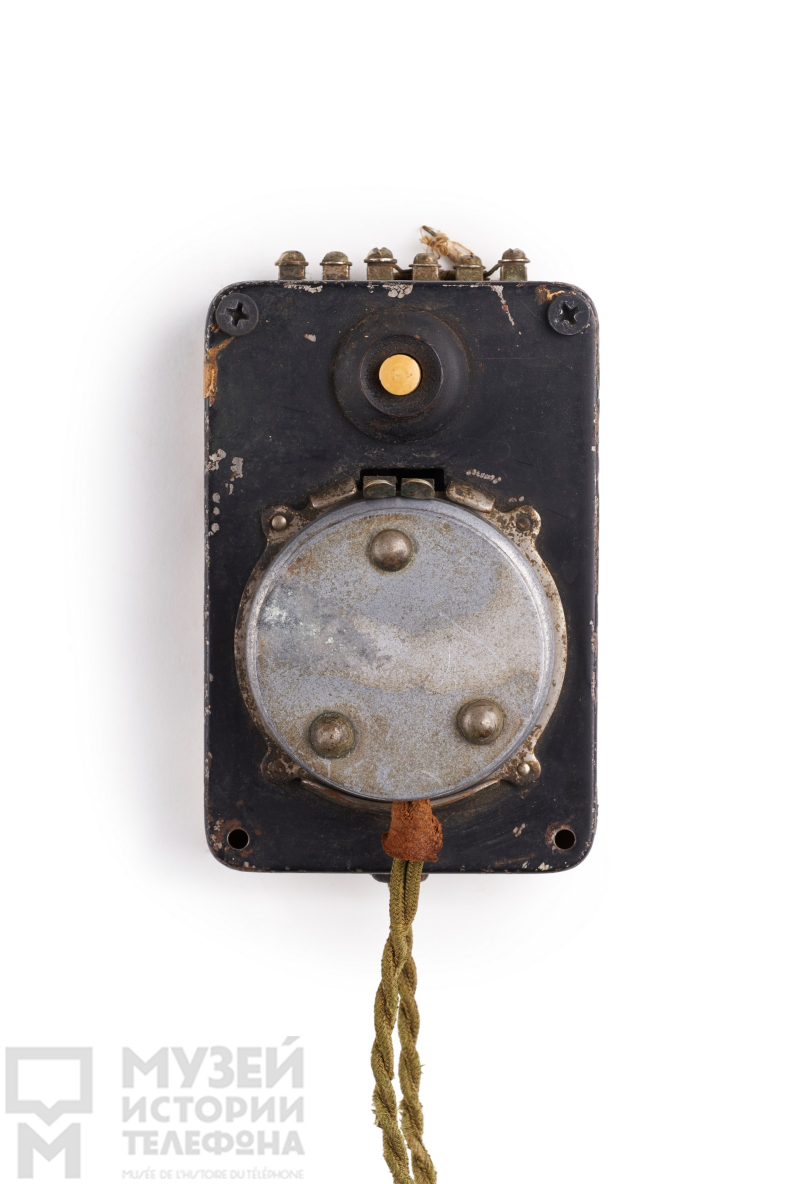 Телефонный аппарат батарейного вызова со встроенным угольным микрофоном и электромагнитным наушником в металлическом корпусе