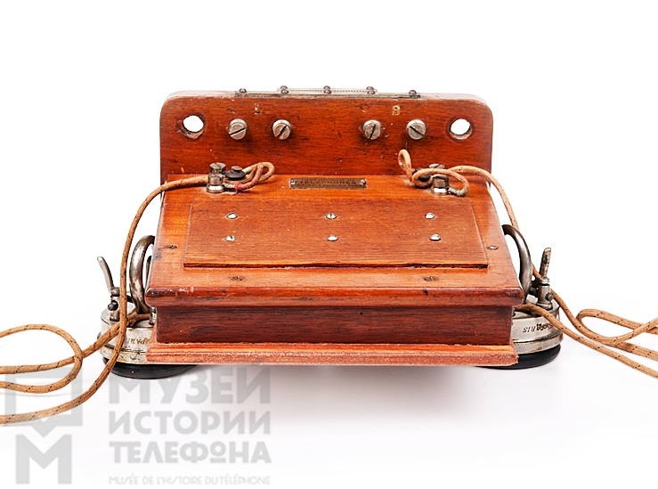 Телефонный аппарат с двумя петлеобразными наушниками системы Адера