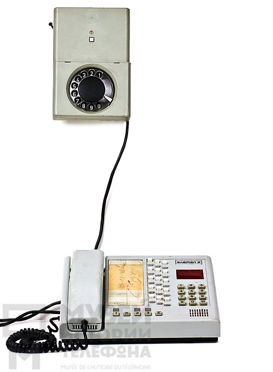 Телефонное устройство системы АТС для трех линий с функциями громкой и конференц-связи и памятью на 60 номеров, модель ЭЛЕТАП 2