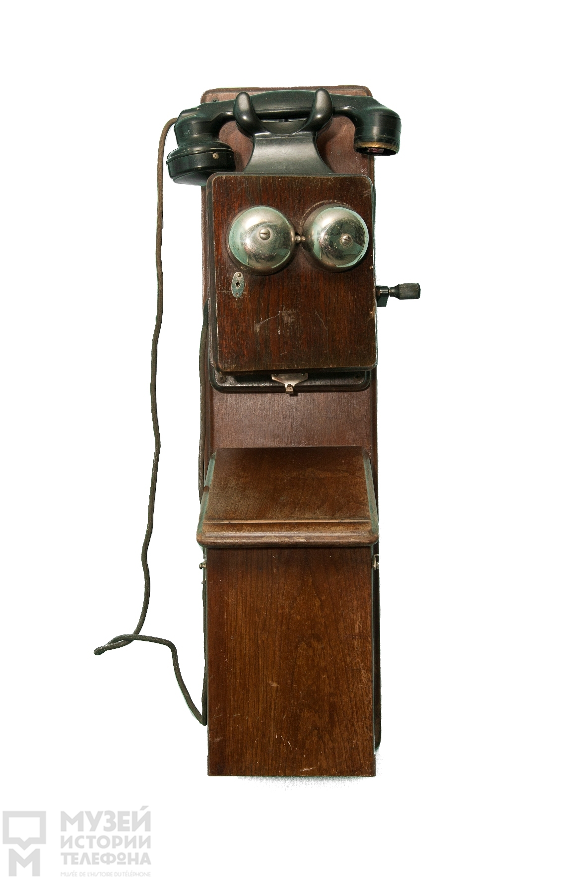 Телефонный аппарат  системы МБ в деревянном корпусе с индуктором, поляризованным звонком, батарейным блоком и микротелефонной трубкой из бакелита