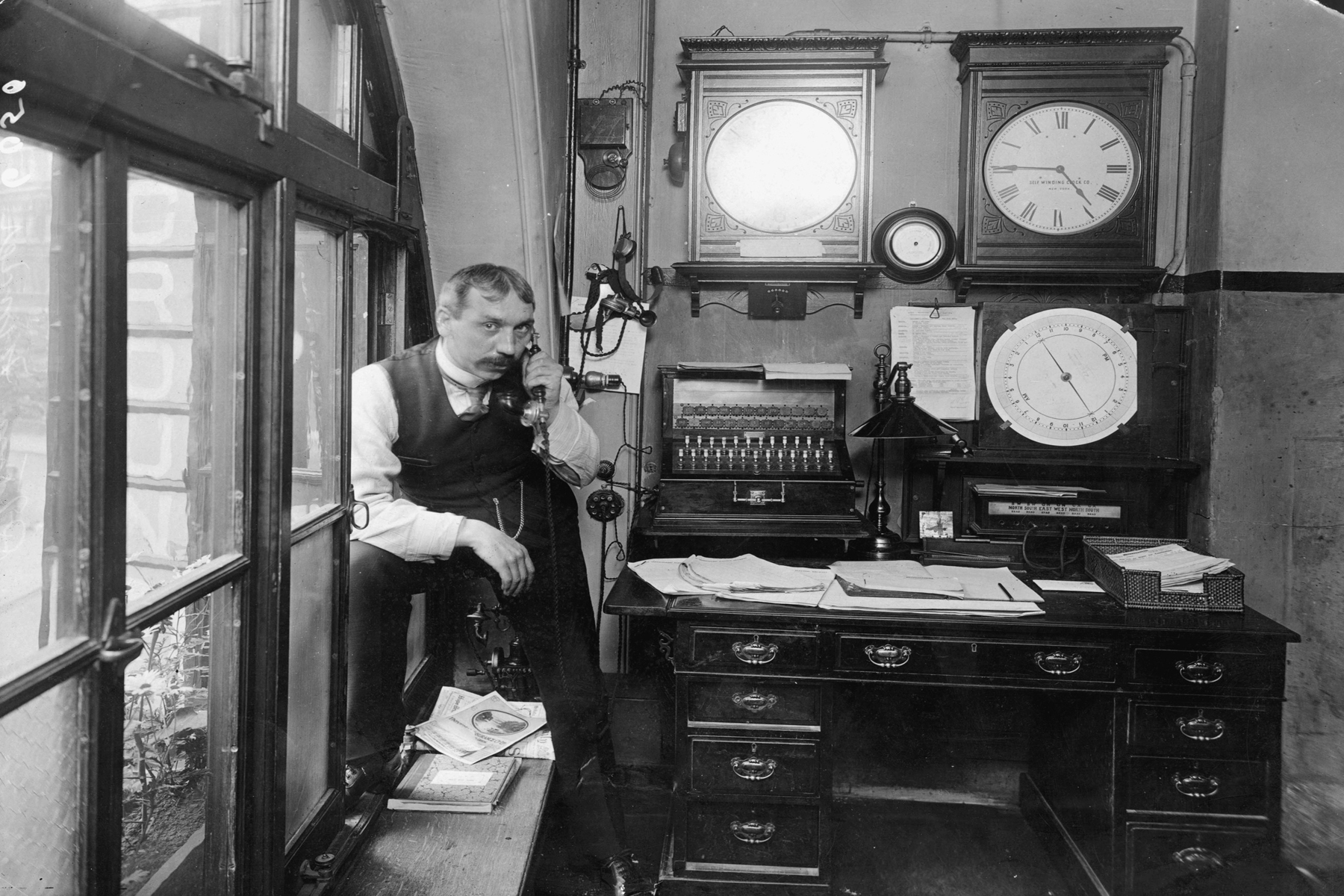 Принято считать что телеграф телефон поезда автомобили. Первая телефонная станция.