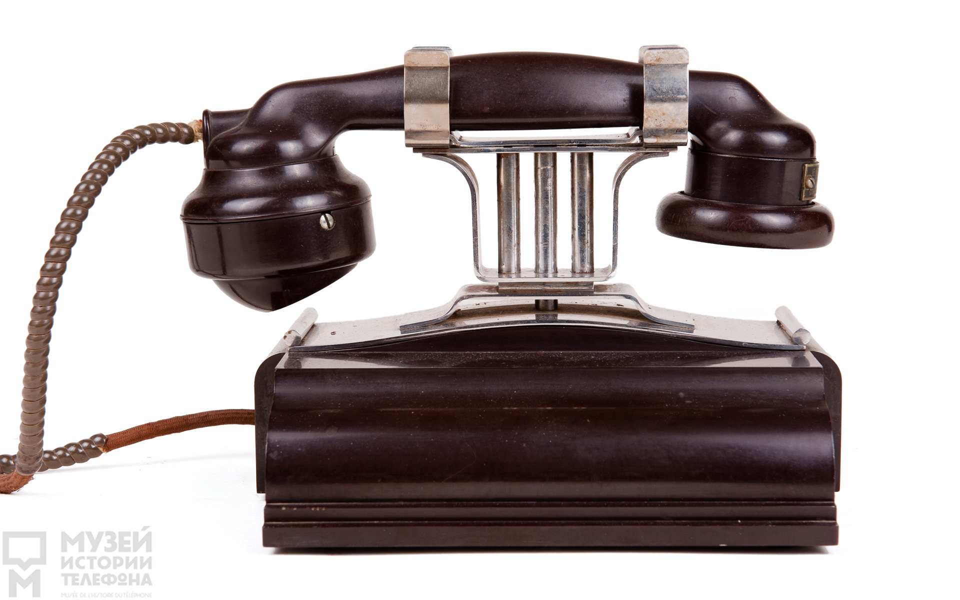 Каютный телефон прямого вызова в бакелитовом корпусе цвета темного шоколада, создан для круизного лайнера "Нормандия"