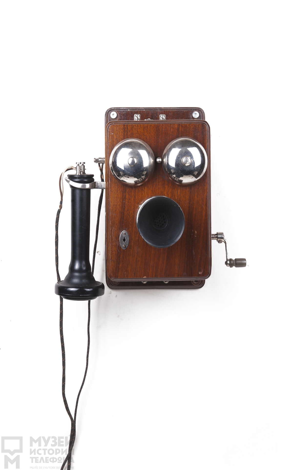 Телефонный аппарат индукторного вызова с микрофоном, наушником в виде трубки Белла и поляризованным звонком, деревянный корпус