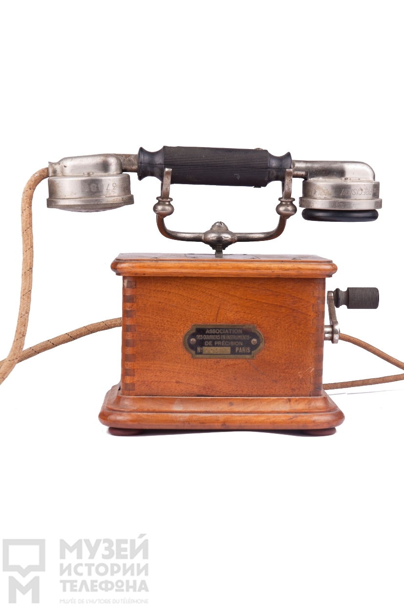 Телефонный аппарат индукторного вызова с микротелефонной трубкой и дополнительным наушником