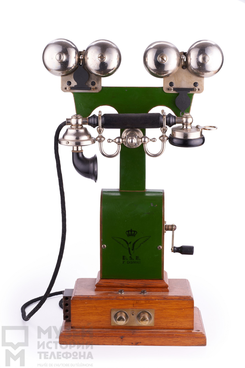 Настольный телефонный аппарат системы МБ для двух линий с микротелефонной трубкой, двумя звонками и индукторным вызовом