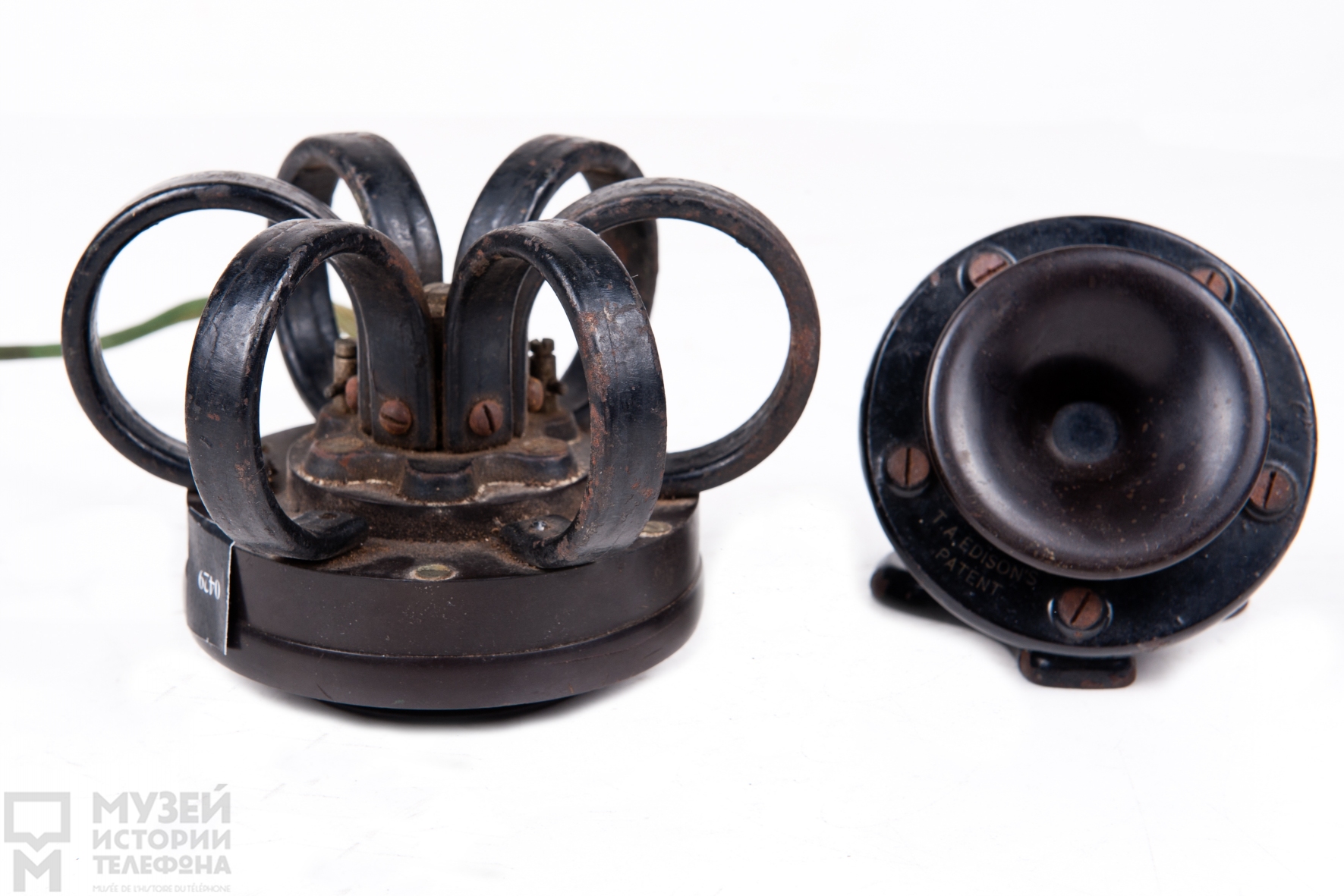 Детали настенного телефонного аппарата с полочкой для письма - угольный микрофон конструкции Т.Эдисона и наушник-"корона" Дж.Фэлпса