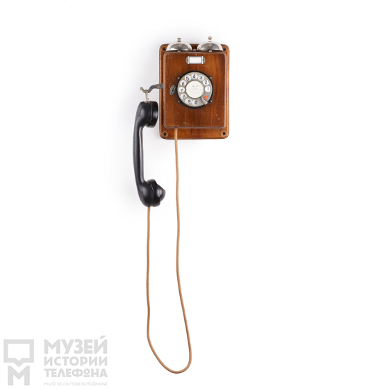 Телефонный аппарат системы АТС в деревянном корпусе с микротелефонной трубкой из бакелита и поляризованным звонком