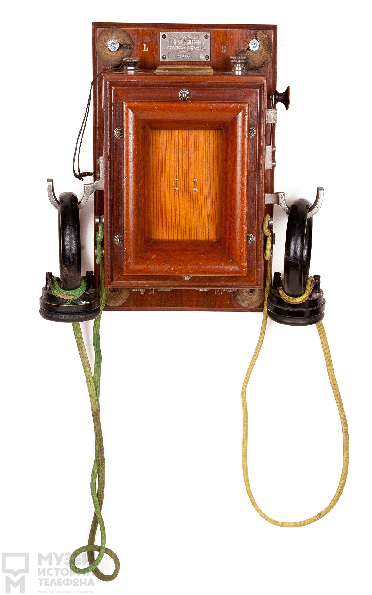 Телефонный аппарат с двумя петлеобразными наушниками системы Адера