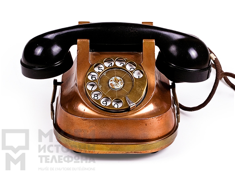 Телефонный аппарат системы АТС в литом металлическом корпусе с бакелитовой микротелефонной трубкой, модель U56