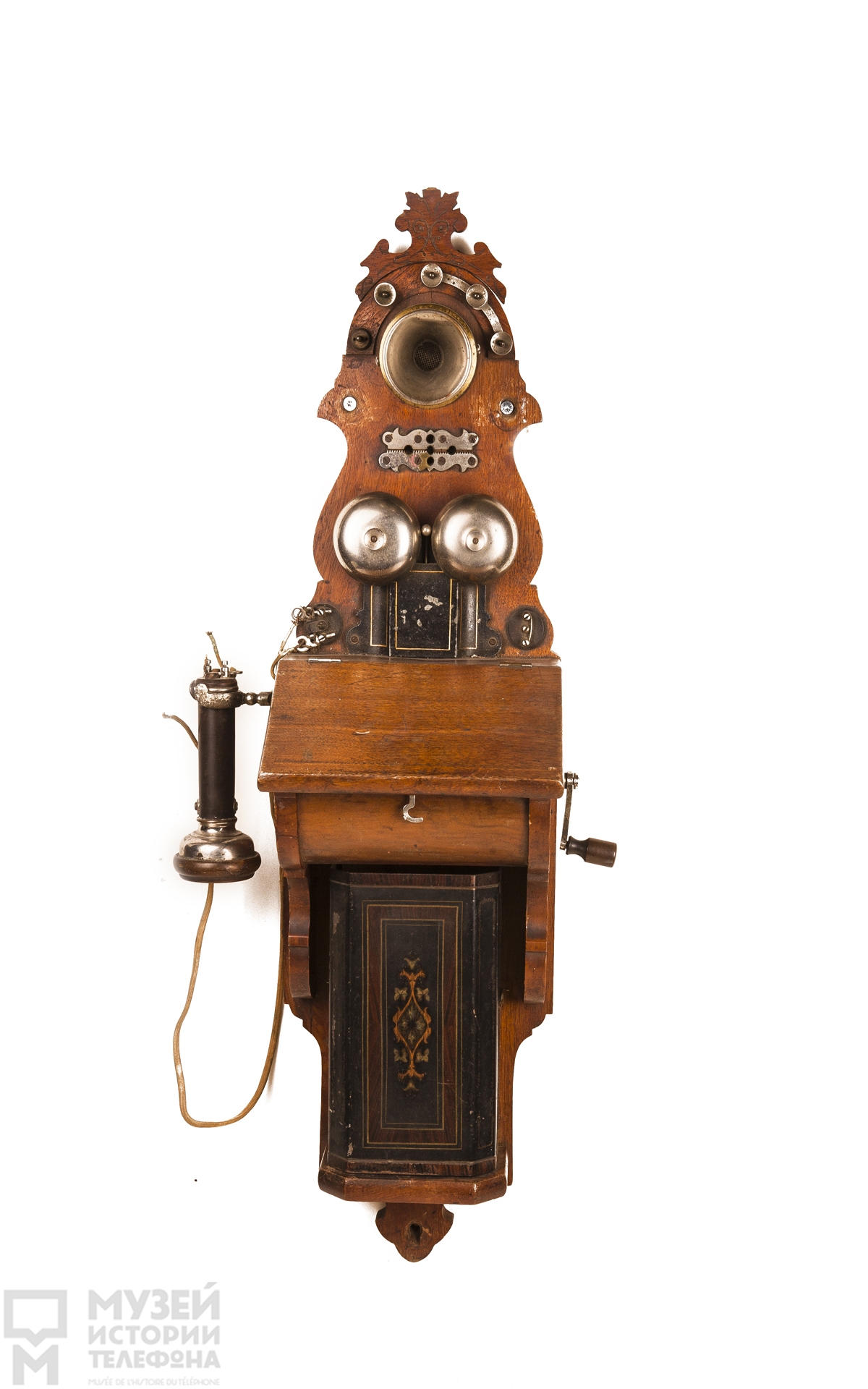 Телефонный аппарат системы МБ с наушником в виде трубки Белла, индукторным звонком, полочкой для письма и угольным микрофоном, модель AB 210